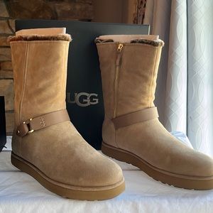 NEW UGG Classic Berge Short Suede, size 9, tan, includes box and dust bag